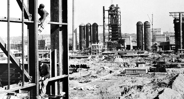 Montáž haly ocelárny, Ostrava, počátek 50. let. Zdroj: archiv společnosti Liberty Ostrava a Miroslavy Pěčkové